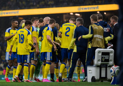 Players of Sweden at cooling break