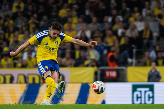 Viktor Gyökeres of Sweden scores 1-1