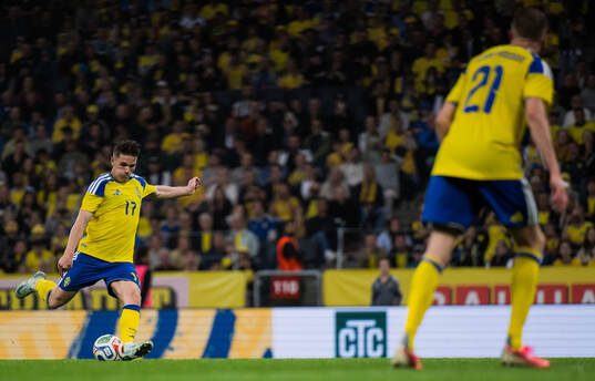 Viktor Gyökeres of Sweden scores 1-1