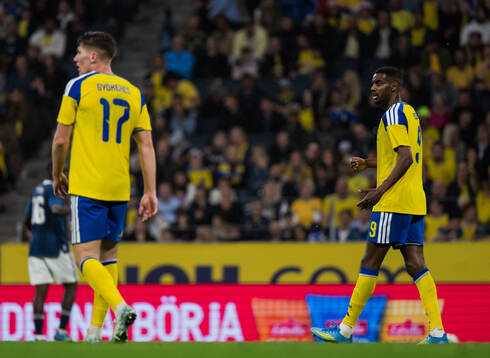 Viktor Gyökeres and Alexander Isak of Sweden
