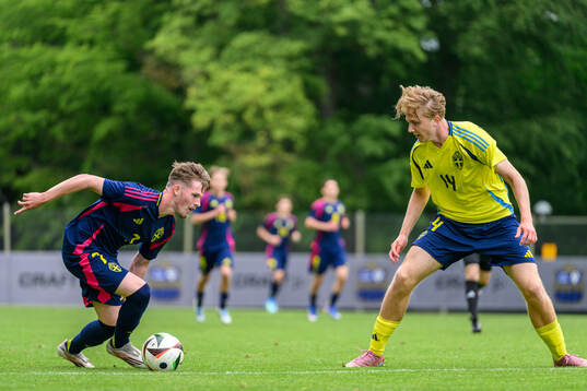 Bläddra bland fler bilder av Football, Under-17, Sweden, Intrasquad match