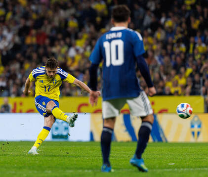 Viktor Gyökeres of Sweden scores 1-1