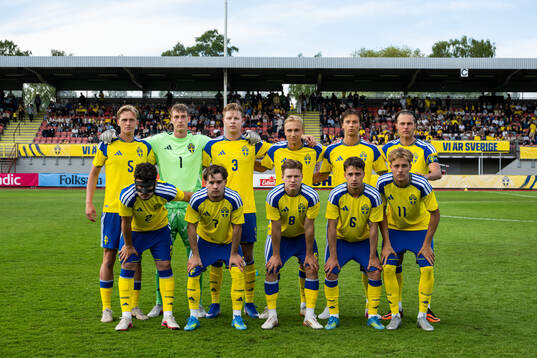 The starting eleven of Sweden pose for a photo
