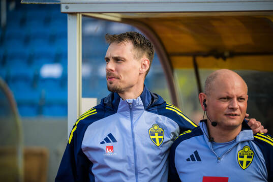 Head coach head Daniel Bäckström of Sweden