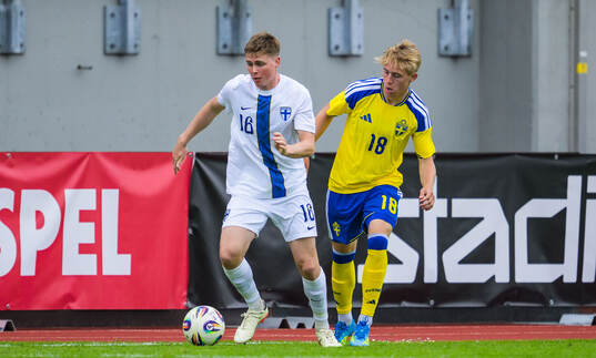 Liam Möller of Finland and Charlie Rosenqvist of Sweden