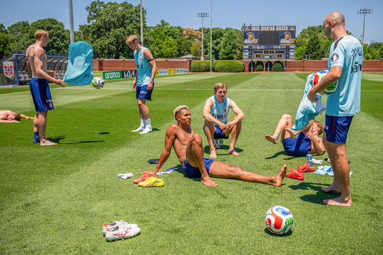 Antonio Nusa, Marcus Holmgren Pedersen and players of the