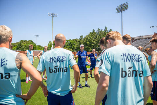 Head coach Ståle Solbakken and assistant coach Kent