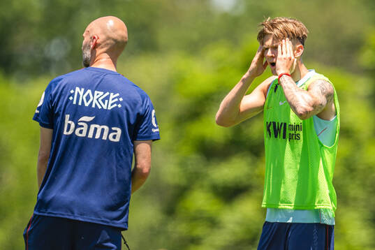 Kit manager Sigurd Ertsås and David Møller Wolfe of the