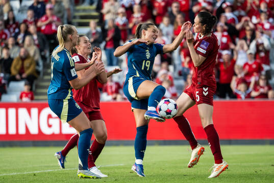 Johanna Rytting Kaneryd of Sweden scores 1-1 behind Simone