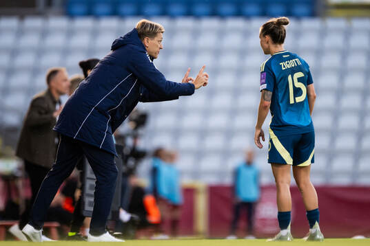 Head coach Tony Gustavsson and Julia Zigiotti Olme of Sweden
