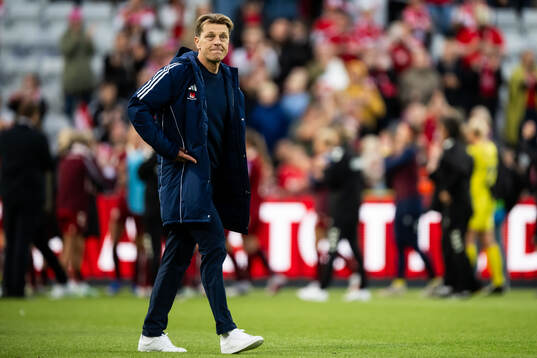 Head coach Tony Gustavsson of Sweden looks dejected