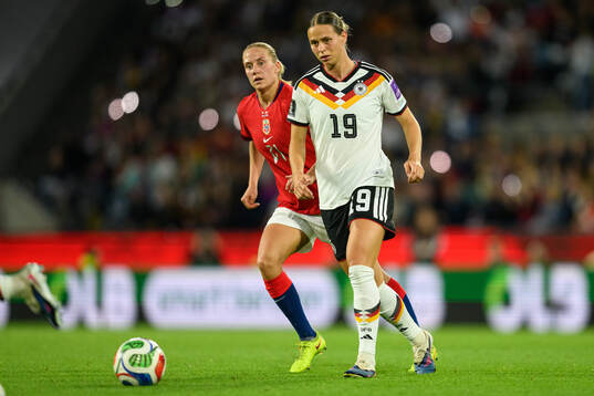 Lisa Naalsund of Norway and Klara Bühl of Germany