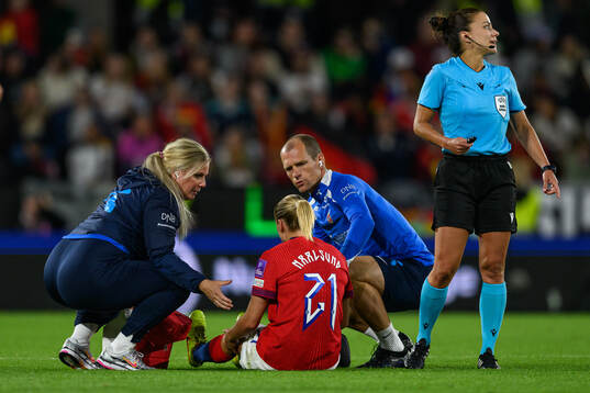 Lisa Naalsund of Norway in pain an receives medical