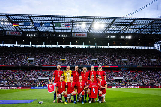 The starting eleven of Norway, from the top left; Caroline