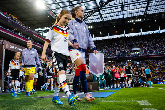 Caroline Graham Hansen of Norway warms up