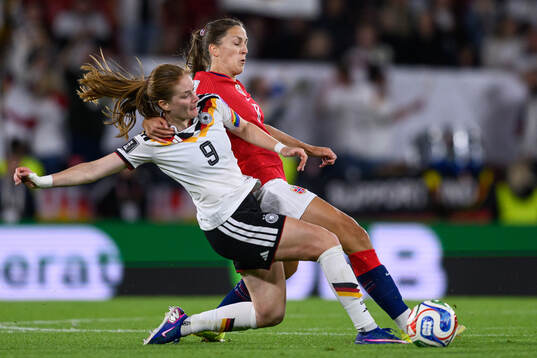 Sjoeke Nüsken of Germany and Emma Stølen Godø of Norway