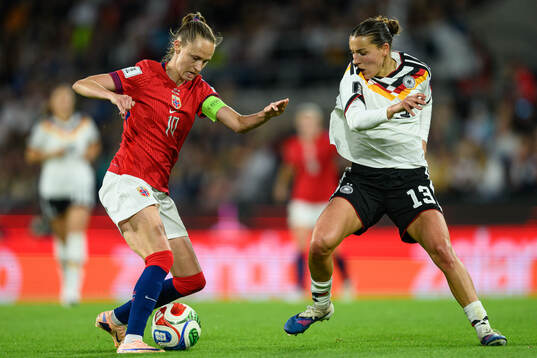 Caroline Graham Hansen of Norway and Carlotta Wamser of