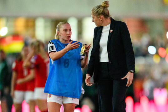 Thea Bjelde and Head coach Gemma Grainger of Norway