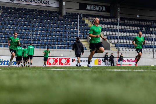 Hammarby TFFs spelare värmer upp