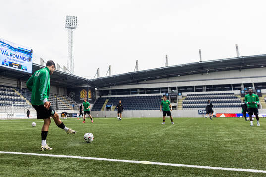 Hammarby TFFs spelare värmer upp