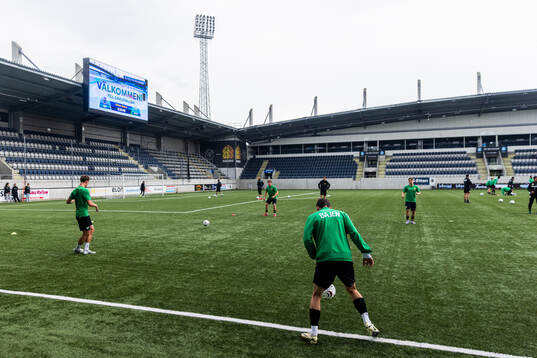 Hammarby TFFs spelare värmer upp