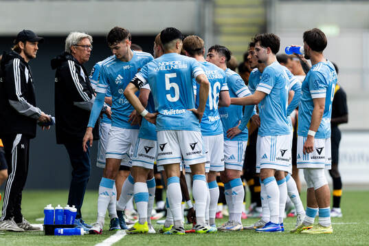 Gefles huvudtränare Pelle Olsson med spelarna