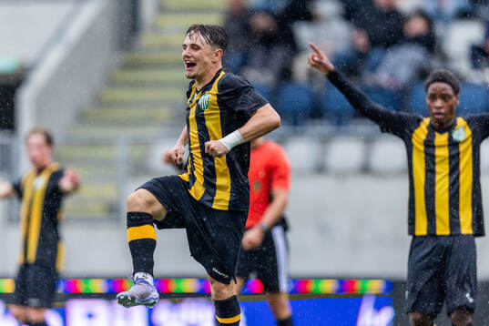 Hammarby TFFs Oskar Moczarny jublar