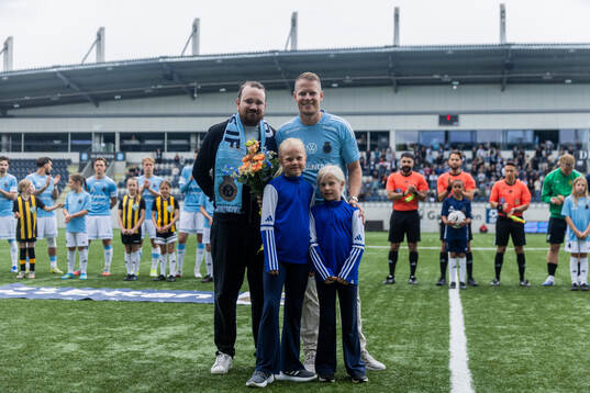 Martin Rauschenberg tackas av innan fotbollsmatchen i Ettan