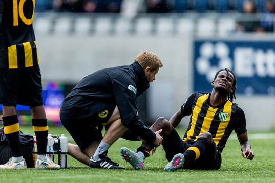 Hammarby TFFs Dennis Asprilla Ponce får vård på plan