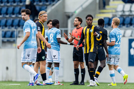 Gefles Mamadou Kouyate pratar med domare Teddy Dahlin