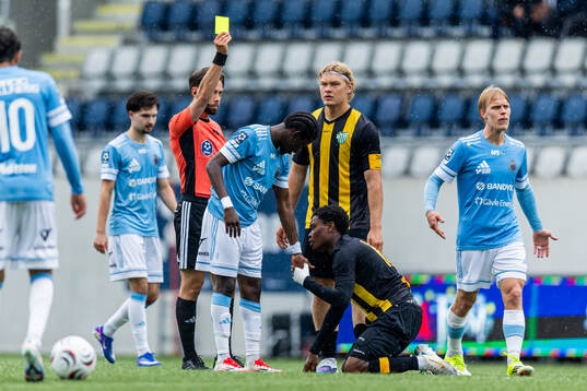 Gefles Mamadou Kouyate får gult kort