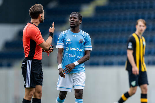 Gefles Mamadou Kouyate och domare Teddy Dahlin