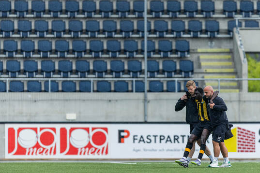 Hammarby TFFs Modou Lamin Darboe bärs av plan