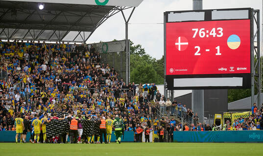 ODENSE, DANMARK - 7. JUNI 2026:  Spelarna samlas runt