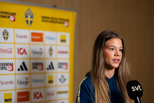 Bella Andersson at a press event with the women's national