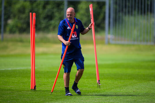 Coach Magnus Wikman of Sweden