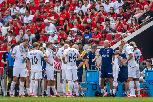 Head coach Ståle Solbakken of Norway with players at a