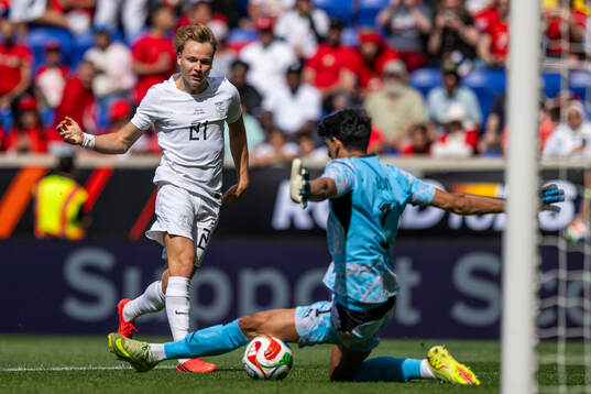 Andreas Schjelderup of Norway and goalkeeper Yassine Bounou