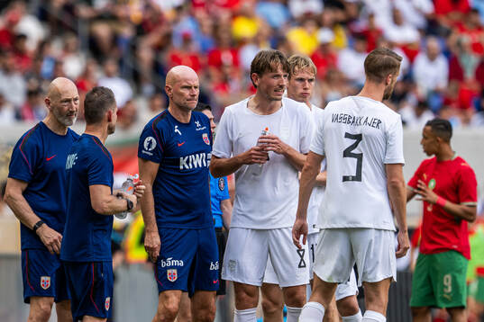 Head coach Ståle Solbakken and Sander Berge of Norway