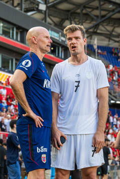 Head coach Ståle Solbakken and Alexander Sørloth of Norway