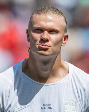 Erling Braut Haaland of Norway line up