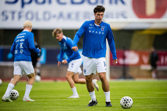 Daniel Armstrong of Finland warms up