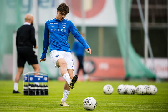 Julius Körkkö of Finland warms up