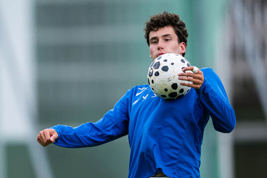 Daniel Armstrong of Finland warms up