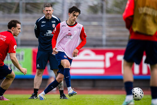 Magnus Riisnæs of Norway warms up