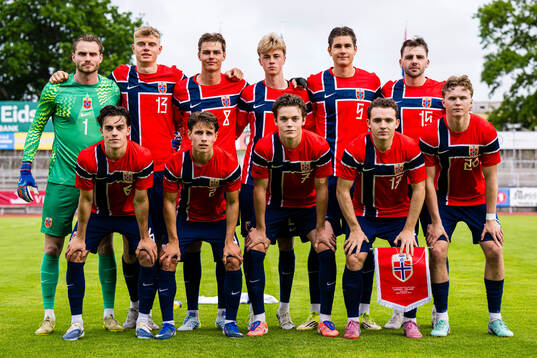 The starting eleven of Norway poses for a team group photo