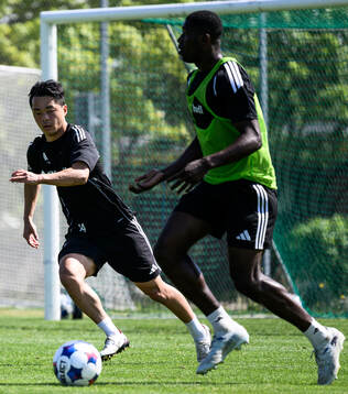 Kota Sakurai och Emmanuel Moungam Á Ngon