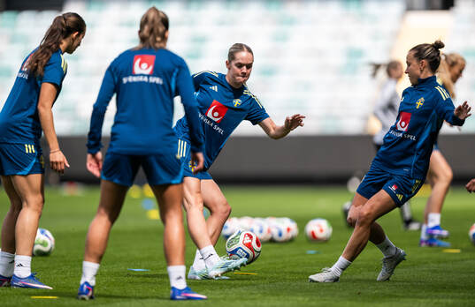 Hanna Lundkvist and Julia Zigiotti Olme of the Swedish