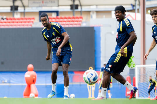 Alexander Isak and Anthony Elanga of the Swedish national