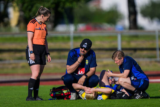 Wilma Leidhammar of Sweden receives medical attention by